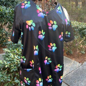 NWOT SCRUB TOP PAW PRINT SILKY MEDIUM VET PET GROOMER HEALTHCARE WORKER